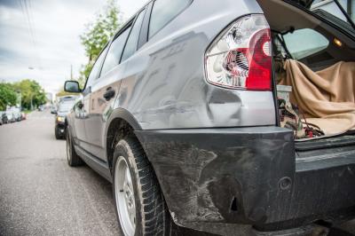 Stuttgart-Degerloch: Pkw rammt geparkten Wagen und landet auf der Fahrerseite